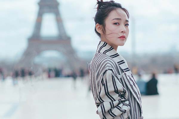 张佳宁巴黎时装周释放时尚表现力 抽象碰撞印象