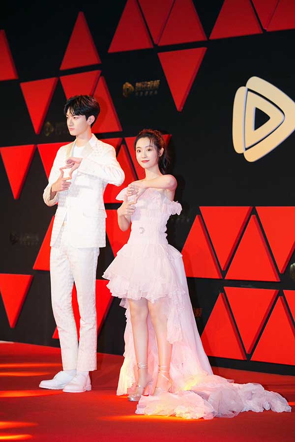 邢菲星光红毯着粉红曳地长裙网友：仙女本仙_小白娱乐网